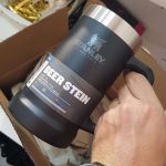 Caneca térmica de cerveja Stanley|0,709L na Amazon