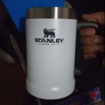 Caneca térmica de cerveja Stanley|0,709L na Amazon