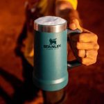 Caneca térmica de cerveja Stanley|0,709L na Amazon