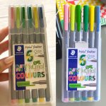 Caneta Triangular, Staedtler, Fineliner Triplus Botanical 0.3mm, 6 Cores na Amazon