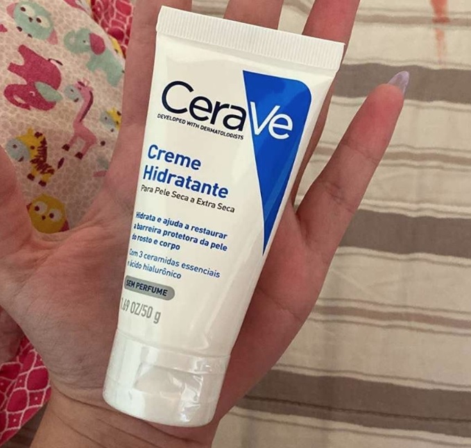 CeraVe, Creme Hidratante Corporal, com textura Cremosa e Ácido Hialurônico, 50g na Amazon