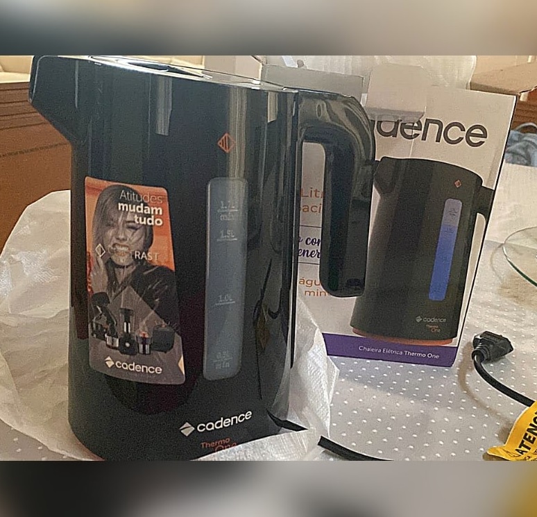 Chaleira Elétrica Cadence Contrast, 110V, Preto, 1,7L, CEL388 na Amazon