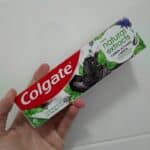 Colgate Creme Dental Natural Extracts Carvão Ativado e menta 90g na Amazon