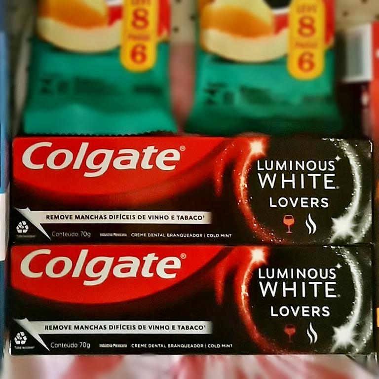 Colgate Luminous White Lovers manchas de vinho creme dental para clareamento 70g na Amazon