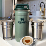 Conjunto de copos de shot de aventura Stanley, 4 copos de aço inoxidável com estojo de transporte de metal resistente, presentes de acampamento na Amazon