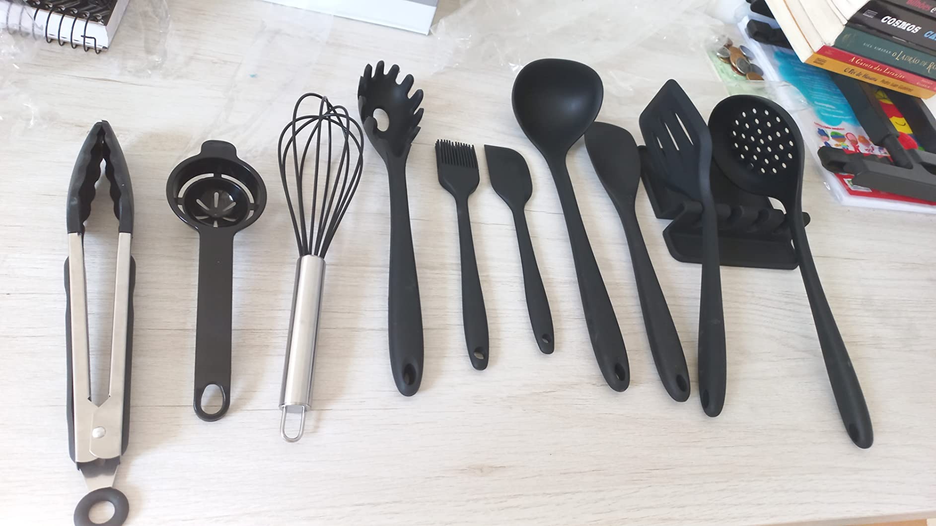 Conjunto de utensílios de cozinha de silicone com 11 peças, resistente ao calor, espátula, colher, escova, batedor. Conjunto de utensílios de cozinha para panelas antiaderentes (sem BPA) (Preto) na Amazon