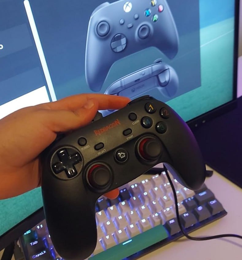 Controle com Fio para Computador e 16 Botões de Comando de Entrada de Dados Saturn G807, Redragon, Joysticks e Controles para Computador, Preto na Amazon