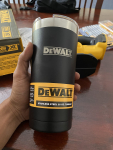 Copo de aço inoxidável DEWALT, preto, 590 ml na Amazon