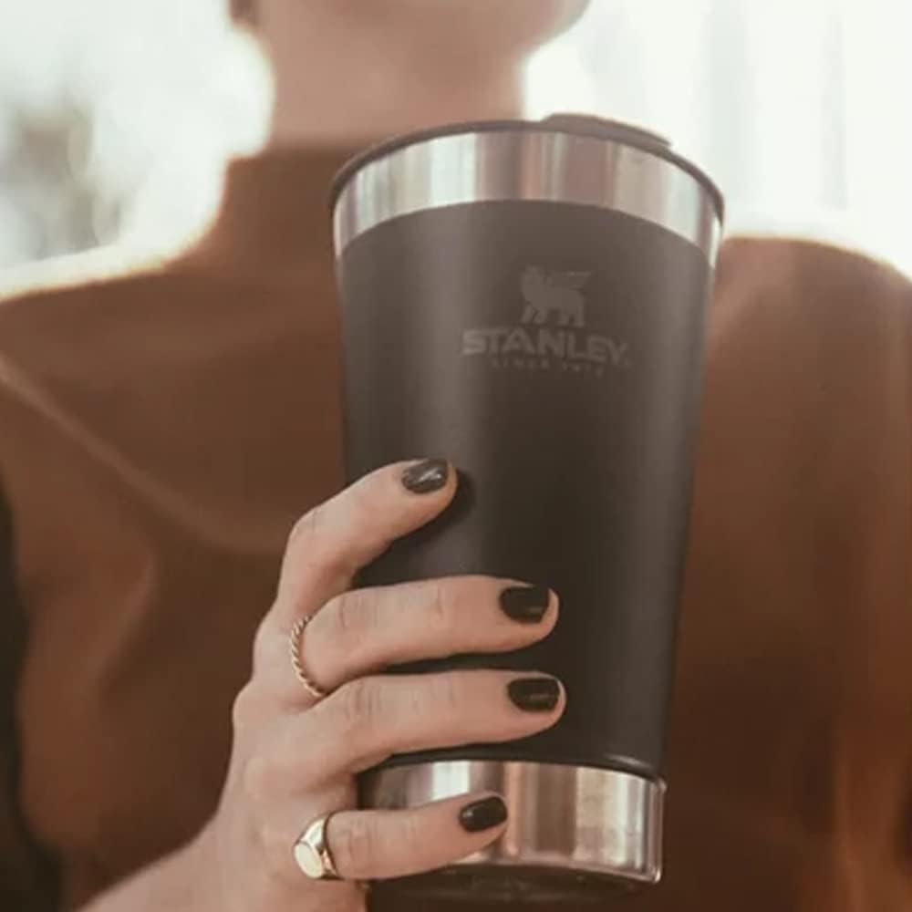 Copo térmico de cerveja com tampa Stanley|473ml Matte-black na Amazon