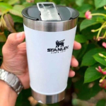 Copo térmico de cerveja com tampa Stanley|473ml na Amazon