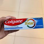 Creme Dental Colgate Total 12 Whitening 180g na Amazon