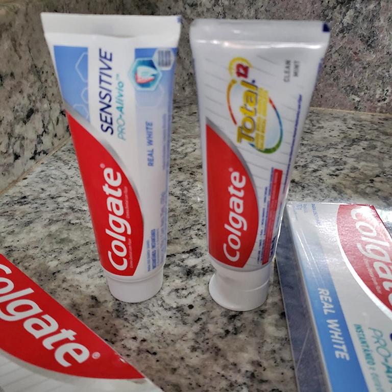 Creme Dental para Sensibilidade Colgate Sensitive Pro Alívio Real White 110g + Creme Dental Colgate Total 12 Clean Mint 90g na Amazon