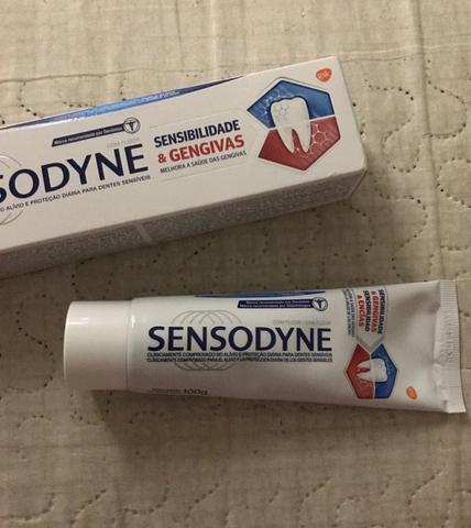 Creme Dental Sensibilidade & Gengivas para Dentes Sensíveis e Sangramentos na Gengiva, Sensodyne, 100g na Amazon