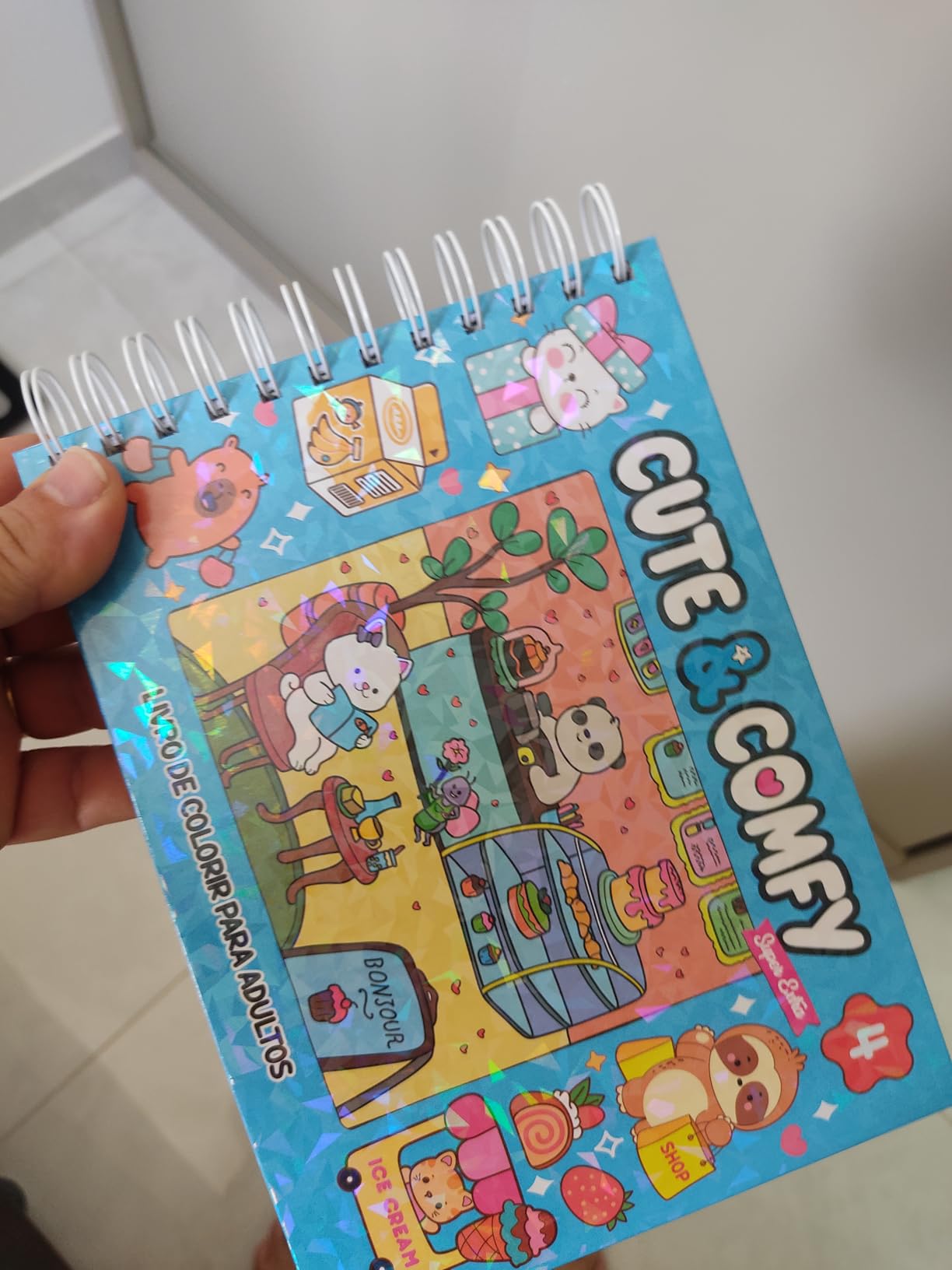 Cute & Comfy Super Extra Edição 04 – Livro de Colorir Adulto – Capa Dura Holográfica na Amazon