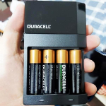 DURACELL – Carregador de Pilhas Recarregáveis AA e AAA Com 4 Pilhas AA na Amazon