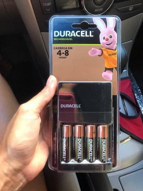 DURACELL – Carregador de Pilhas Recarregáveis AA e AAA Com 4 Pilhas AA na Amazon