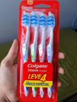 Escova de Dente Colgate Classic Clean Macia 4 unidades | Cores Sortidas na Amazon