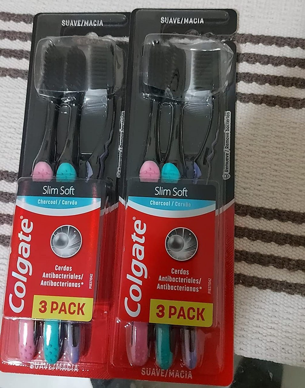 Escova de Dente Colgate Slim Soft Black 61031393 (6 unidades) na Amazon