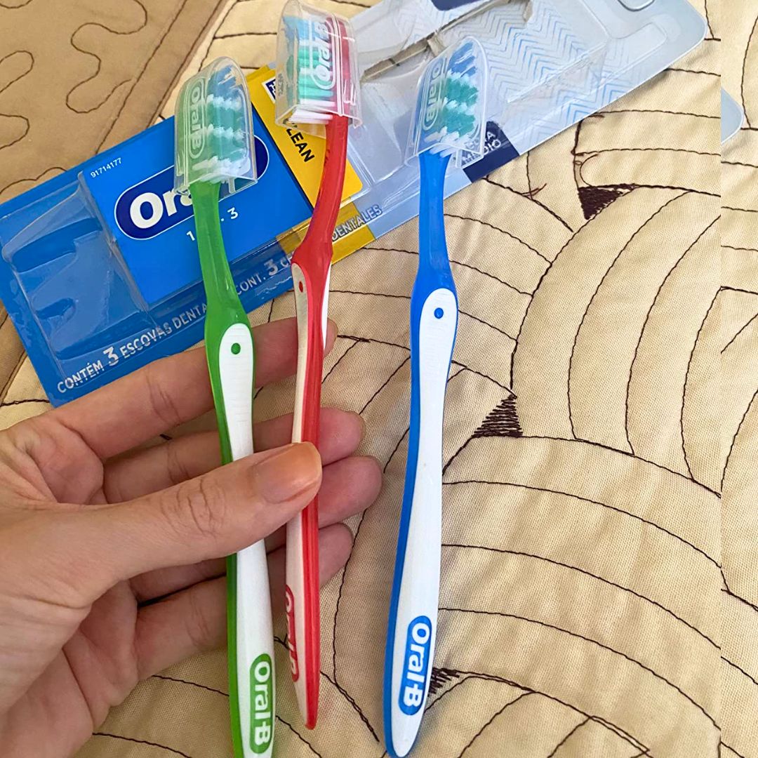 Escova Dental Oral-B 1 2 3 – 3 unidades, Cores Sortidas na Amazon