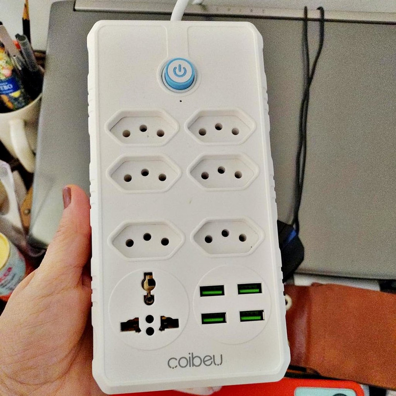 Extensão Tomada, Régua Tomada, Régua de Energia, 6 Tomadas, 4 Interfaces USB, 1 Tomada Universal, Cabo de Alimentação de 1,9 metros, Suporte a Tensão de 110-220V, Potência de 2500W, Branco na Amazon