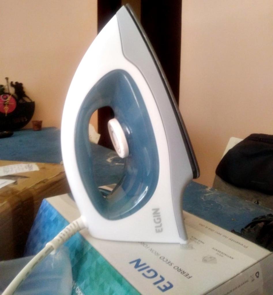 FERRO DE PASSAR A SECO IRON FORCE 1040W BRANCO COM AZUL FSE100 127V na Amazon