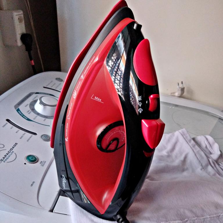 Ferro de Passar a Vapor Cerâmica, Preto 220v, Oster na Amazon