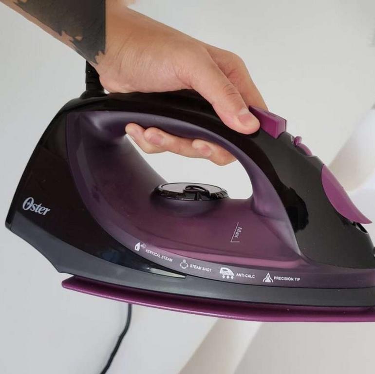 Ferro de Passar a Vapor Oster Cerâmica, Preto/Roxo, 1200W, GCSTBS5956 na Amazon