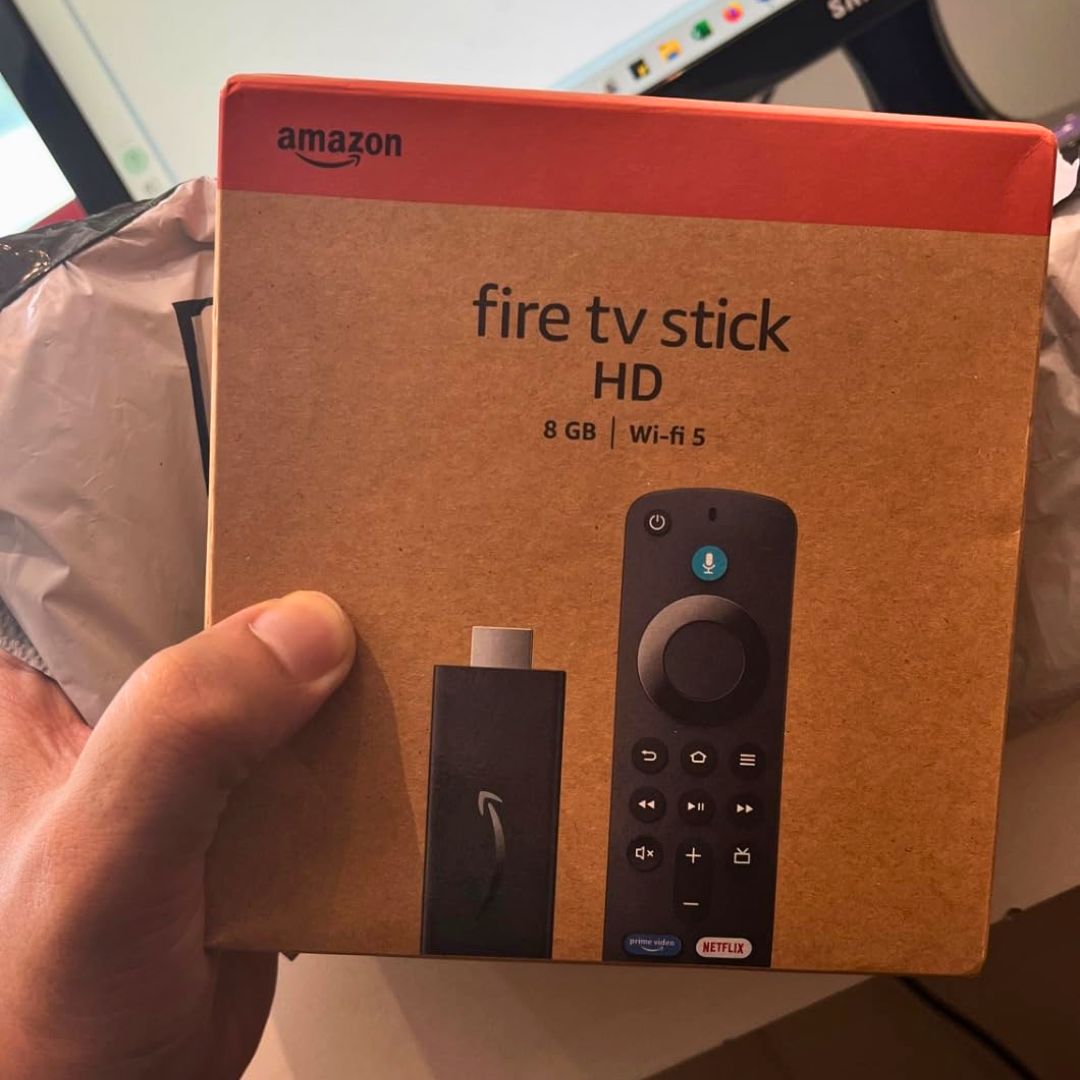 Fire TV Stick HD (Última geração) | Com controle remoto por voz com Alexa (inclui comandos de TV), controles de casa inteligente e streaming em HD na Amazon