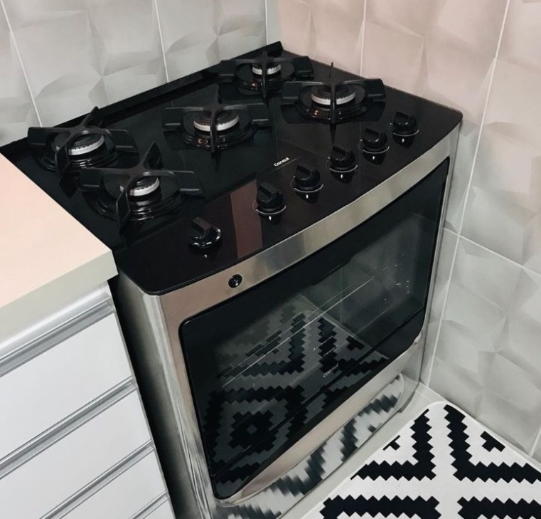 Fogão Consul 5 bocas cor Inox com mesa de vidro e grade de ferro fundido – CFS5VAR na Consul