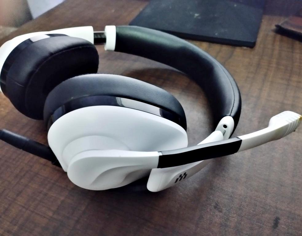 Fone de ouvido para jogos EPOS Audio H3 fechado acústico com microfone de cancelamento de ruído – Plug & Play Áudio – ao redor da orelha – ajustável, ergonômico – para PC, Mac, PS4, PS5, Switch, Xbox – Branco na Amazon