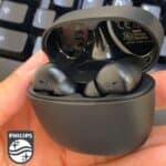 Fone de ouvido sem fio TWS bluetooth com microfone, formato em haste, IPX4 e energia para 18 horas totais na cor preto TAT2206BK/00 na Amazon