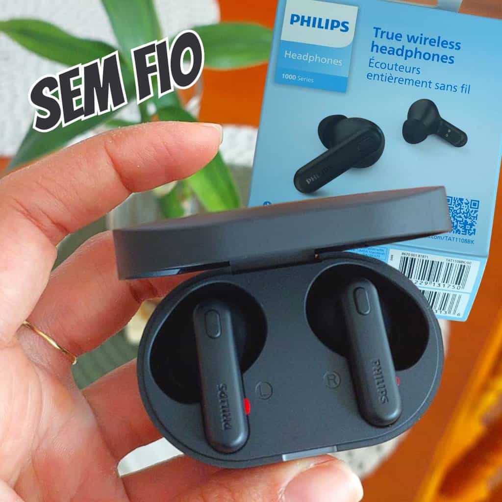 Fone de ouvido sem fio TWS Philips TAT1108BK/00 – bluetooth com microfone, formato em haste, IPX4, energia para 15 horas totais e na cor preto na Amazon