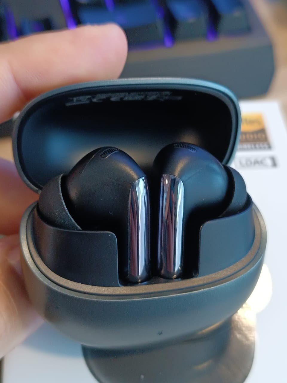 Fones de Ouvido QCY MeloBuds Pro, Fone Bluetooth com Cancelamento de Ruído Ativo, Certificação Hi-Res, 34 Horas De Reprodução na Amazon