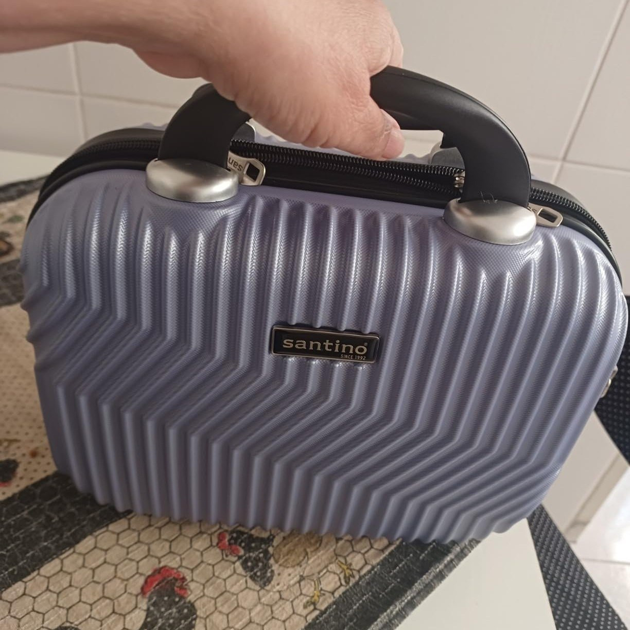 Frasqueira Necessarie de Viagens Geometric Pequena de mão ABS Rígida Fechamento em Ziper com Organizador Interno, Santino – ASAF7003P na Amazon