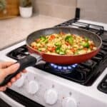 Frigideira Rochedo Facilita Vermelho 24cm com Antiaderente Resist - Limpa Fácil e Dura Mais, reforçado com partículas minerais, Thermo-Sinal e Cabos Reforçados na Amazon