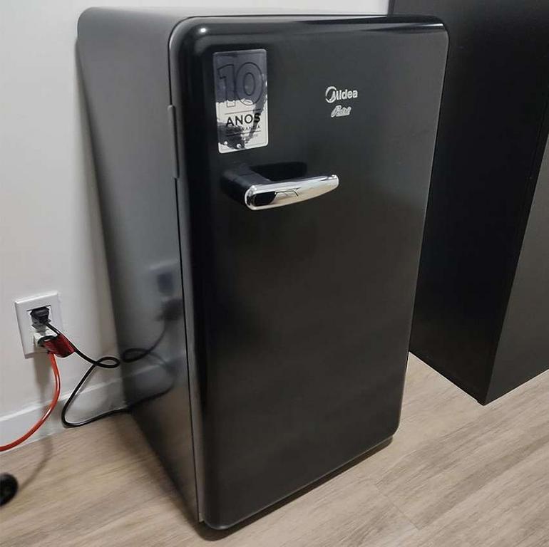 Frigobar Retrô, 95L, Preto, 220V, Midea, MRV10P2 na Amazon