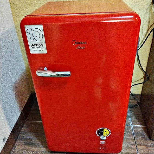 Frigobar Retrô, 95L, Vermelho Rubi, Midea, MRV10V1 na Amazon