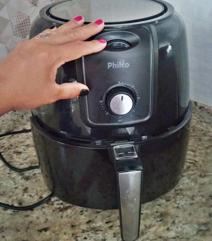 Fritadeira Air Fryer Philco Gourmet 7.2L PRF13P Preta na Amazon
