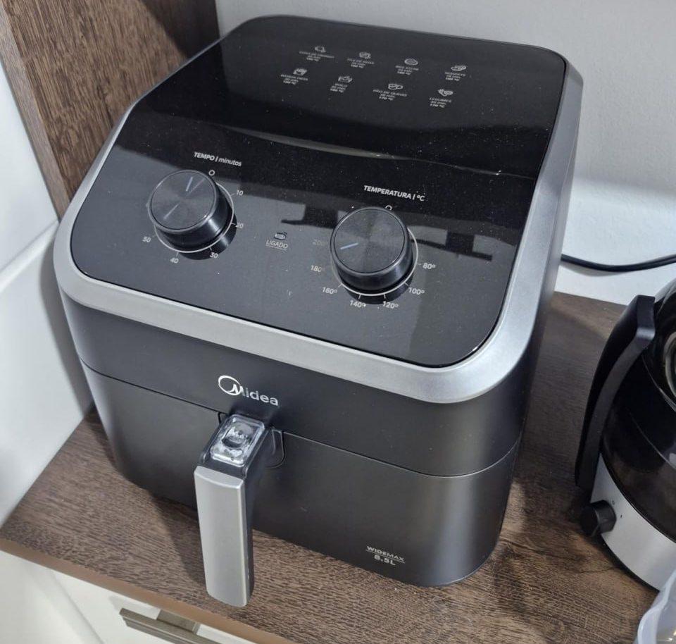 Fritadeira Midea Air Fryer 8,5L, design com dois botões, ampla faixa de temperatura de 80°C a 200°C, cesto antiaderente e prato para vegetais, 1900W, 110V, FWM85P1 na Amazon