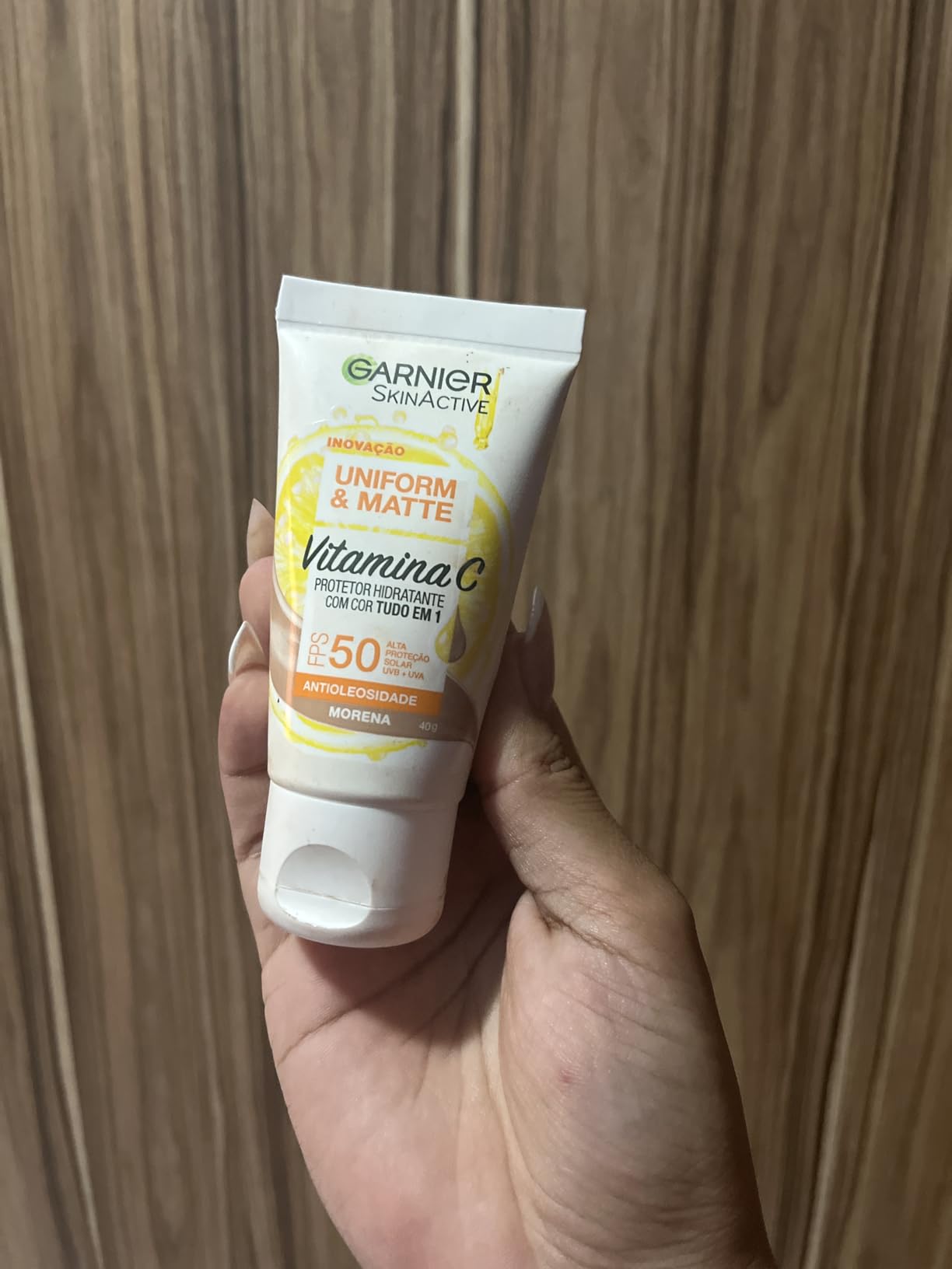 Garnier Uniform & Matte Protetor Solar Hidratante com Vitamina C, Efeito Matte Antioleosidade, Previne Manchas e Corrige o Tom da Pele, Tecnologia Camaleão, Cor Morena, 40g na Amazon