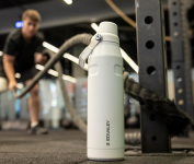 Garrafa de água Aerolight com tampa de fluxo rápido, copo isolado a vácuo para bebidas frias, aço inoxidável leve, 710 ml – Stanley na Amazon