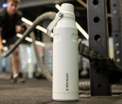 Garrafa de água Aerolight com tampa de fluxo rápido – 710 ml – Stanley na Amazon