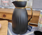 Garrafa Térmica Jade Click Abre e Fecha Preta – 1L na Amazon