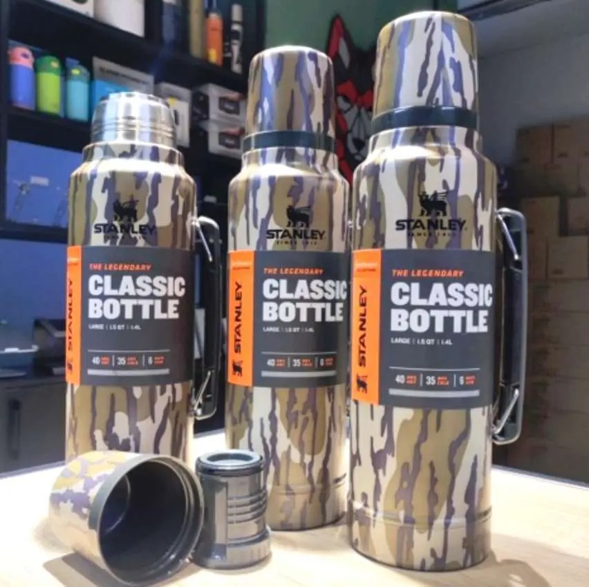 Garrafa térmica Stanley The Legendary Classic 10-07933-045, Bottomland, 1,4 L na Amazon