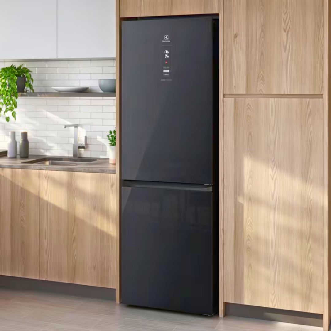 Geladeira Electrolux Frost Free Inverter 322L IB42G Efficient com AutoSense Inverse e Painel Digital – Black Glass na Casas Bahia