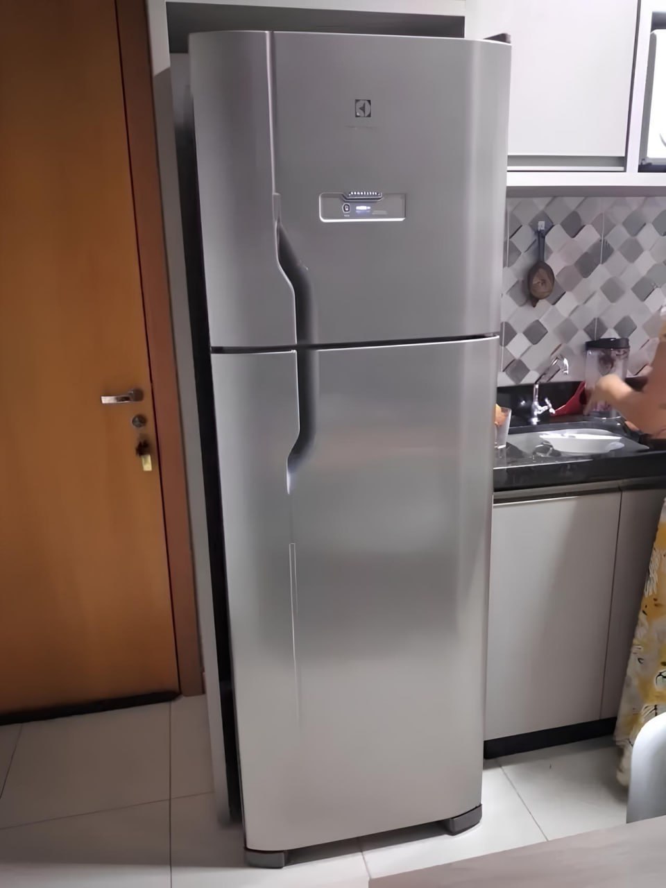 Geladeira/Refrigerador Frost Free cor Inox 310L Electrolux (TF39S) na Amazon