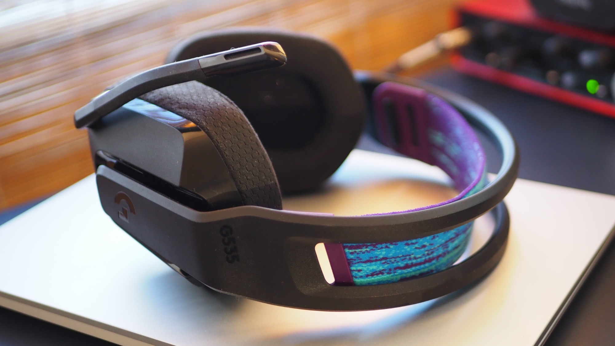 Headset Gamer Sem Fio Logitech G535 LIGHTSPEED com Almofadas com Espuma de Memória, Design Leve, Controles Integrados, Microfone Flip-to-Mute e Bateria Recarregável para PC, PS4, PS5 – Preto na Amazon