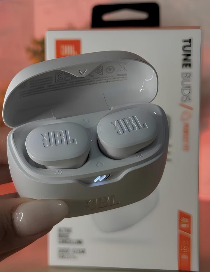 JBL, Fone de Ouvido Sem Fio, Tune Buds, Bluetooth 5.3, À Prova D’água – Branco na Amazon