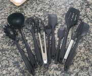 JG STORE Kit 10 Peças Jogo De Utensílios De Silicone Maciço Cozinha Inox Pegador Espátula Colher Concha Pincel (Preto na Amazon