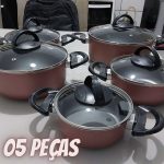 Jogo de Caçarolas 05 Peças Rosé com Tampa de Vidro e Utensílios na Amazon